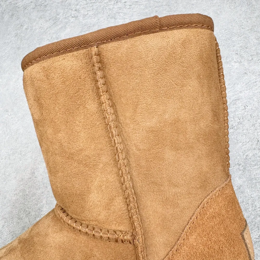 Pick up locally💰520 UGG 6223 Classic autumn and winter sheepskin and fur all-in-one snow boots. All shoes are made from ZP. Longfeng A-grade Australian imported sheepskin and fur all-in-one boots for men and women. Brand OEM production line. Fully follows the ZP process. OEM original pattern maker. Adhering to the principle of no original shoes and no development selection. Pay attention to every detail. The most authentic version on the market TREADLITE "Light Wing" technology outsole Lightweight/durable/flexible/pile size: 35 36 37 38 39 40 41 42 43 44 45 Coding: by2936080